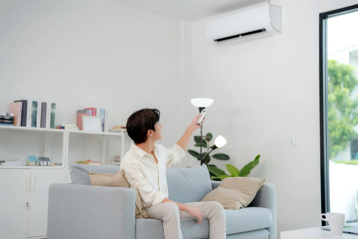 Mann auf Sofa, Klimaanlage zuhause