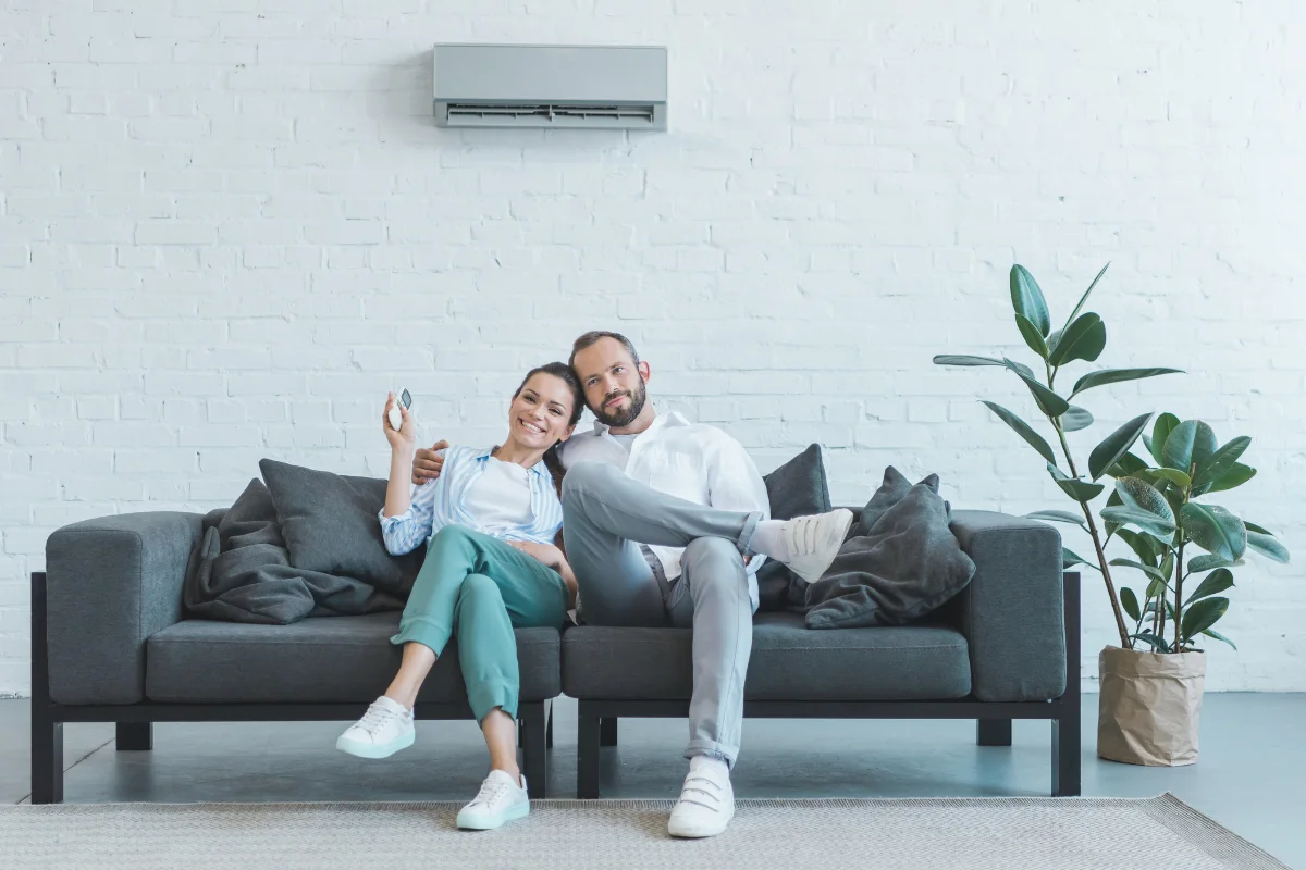 Paar auf Sofa, Klimaanlage, zuhause